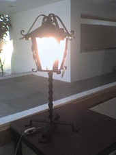 lámpara de mesa tipo farol